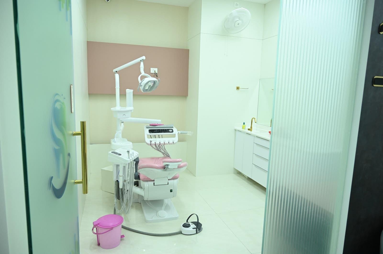 Cabin 1 with its pink dental chair